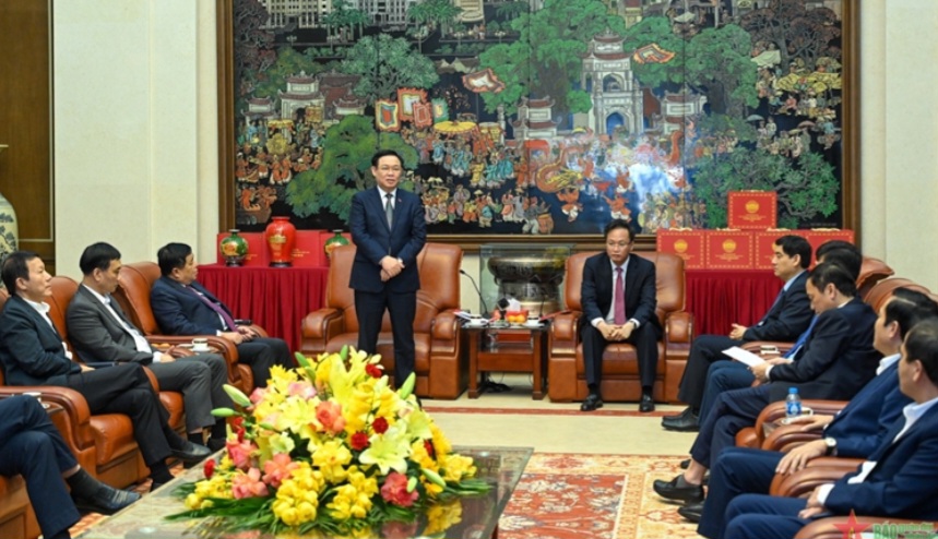 Chủ tịch Quốc hội Vương Đình Huệ trao đổi với lãnh đạo tỉnh Hưng Yên.