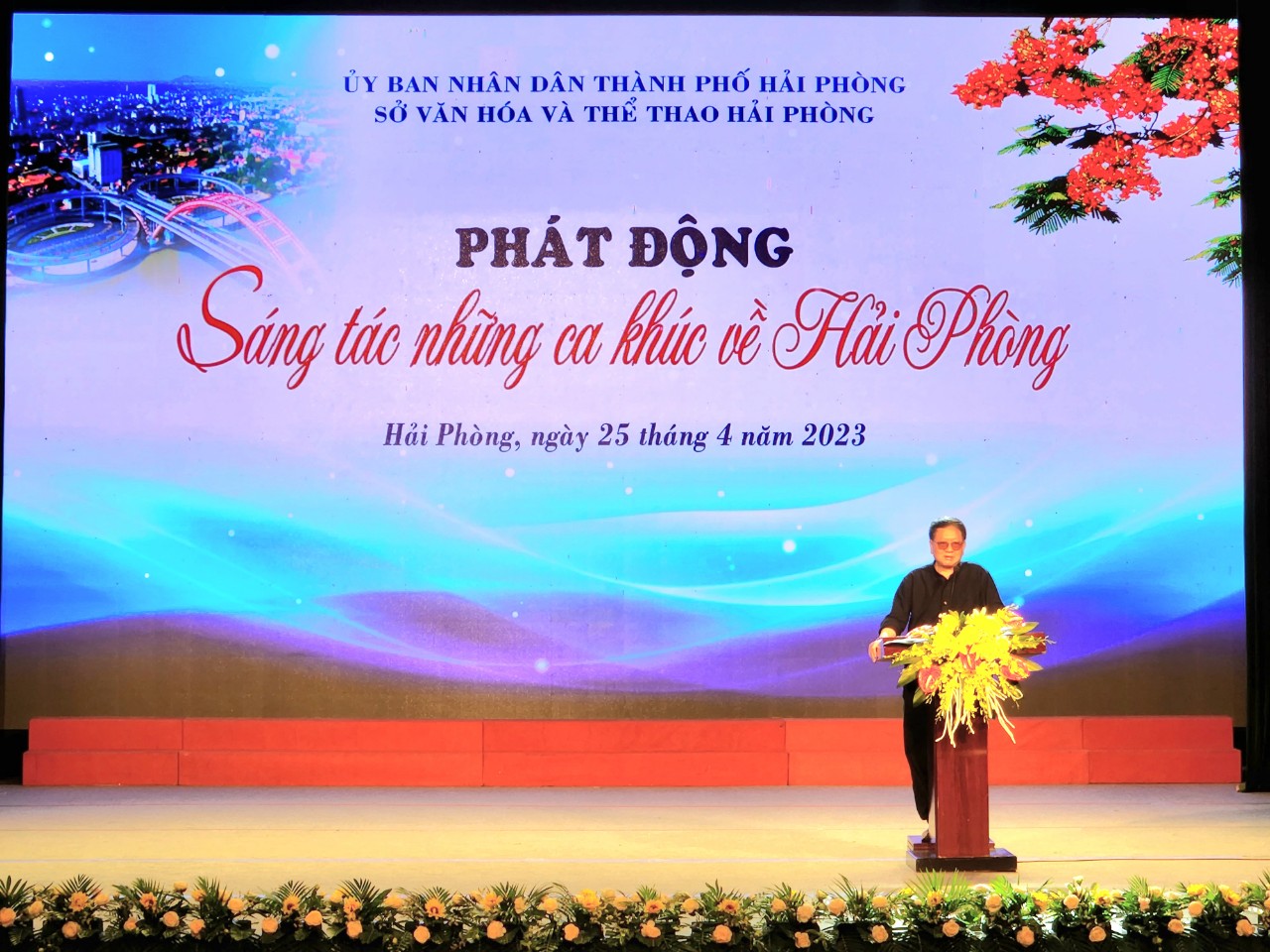 Thiếu tướng, nhạc sĩ Nguyễn Đức Trịnh, Chủ tịch Hội Nhạc sĩ Việt Nam chia sẻ. Ảnh Quỳnh Nga