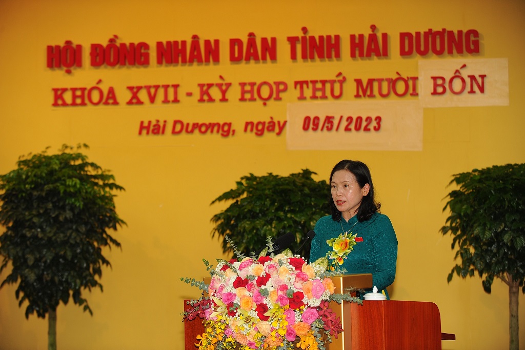Bà Trịnh Thuý Nga, Trưởng Ban kinh tế - Ngân sách HĐND tỉnh Hải Dương báo cáo thẩm tra về tờ trình đề nghị phân bổ, điều chỉnh kế hoạch đầu tư công. Ảnh Thành Chung