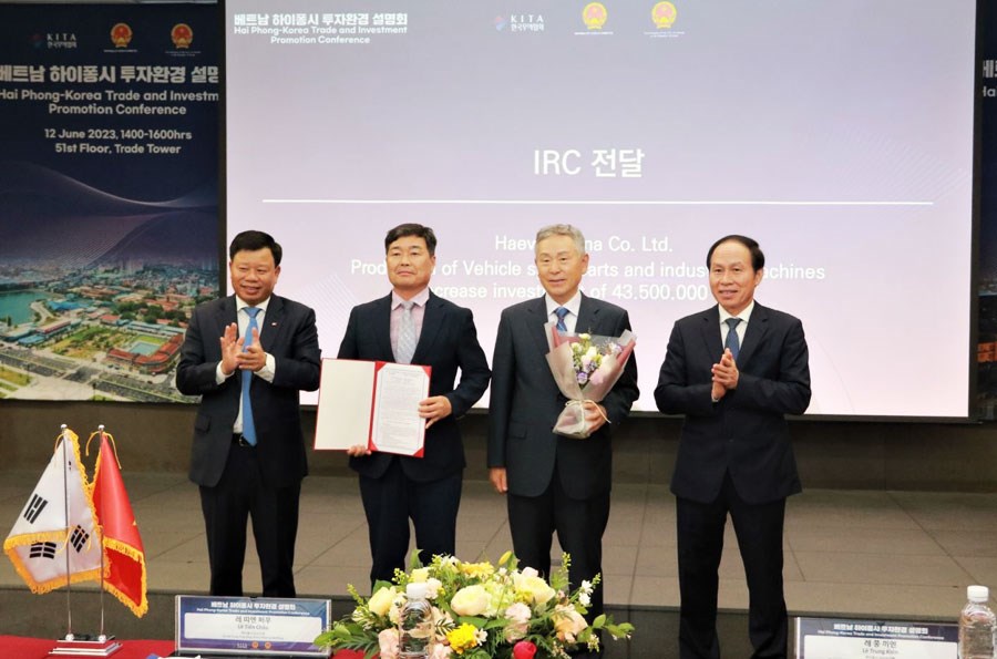 Lãnh đạo TP. Hải Phòng trao Giấy chứng nhận đăng ký đầu tư cho các Dự án tại Hàn Quốc.