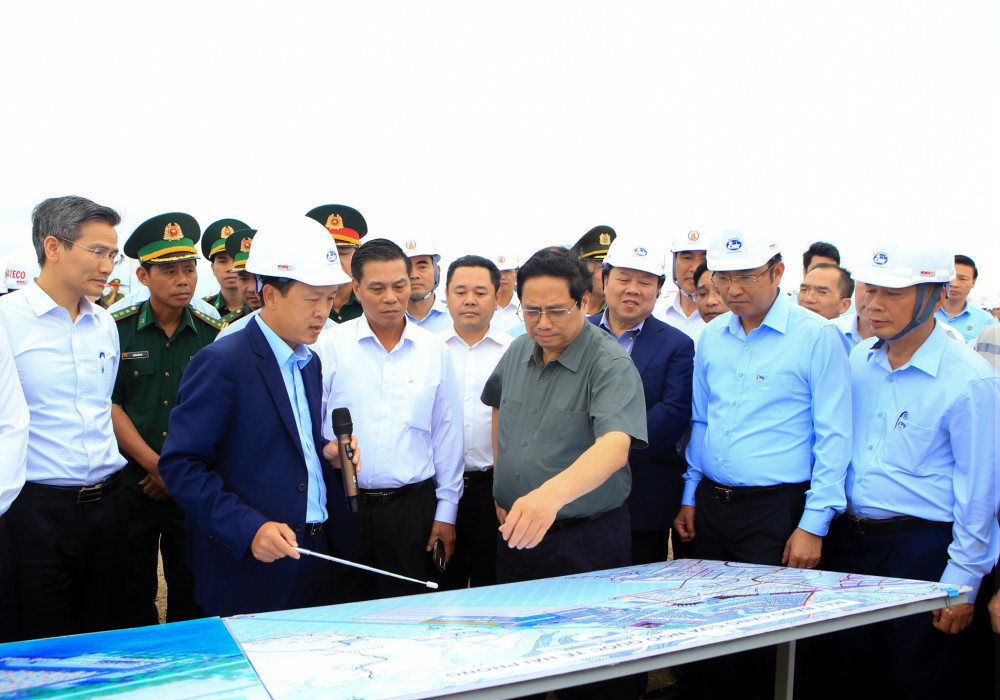 Thủ tướng Chính phủ Phạm Minh Chính đã đi kiểm tra tình hình thực hiện Dự án Bến cảng 3, 4, 5, 6 tại Lạch Huyện.