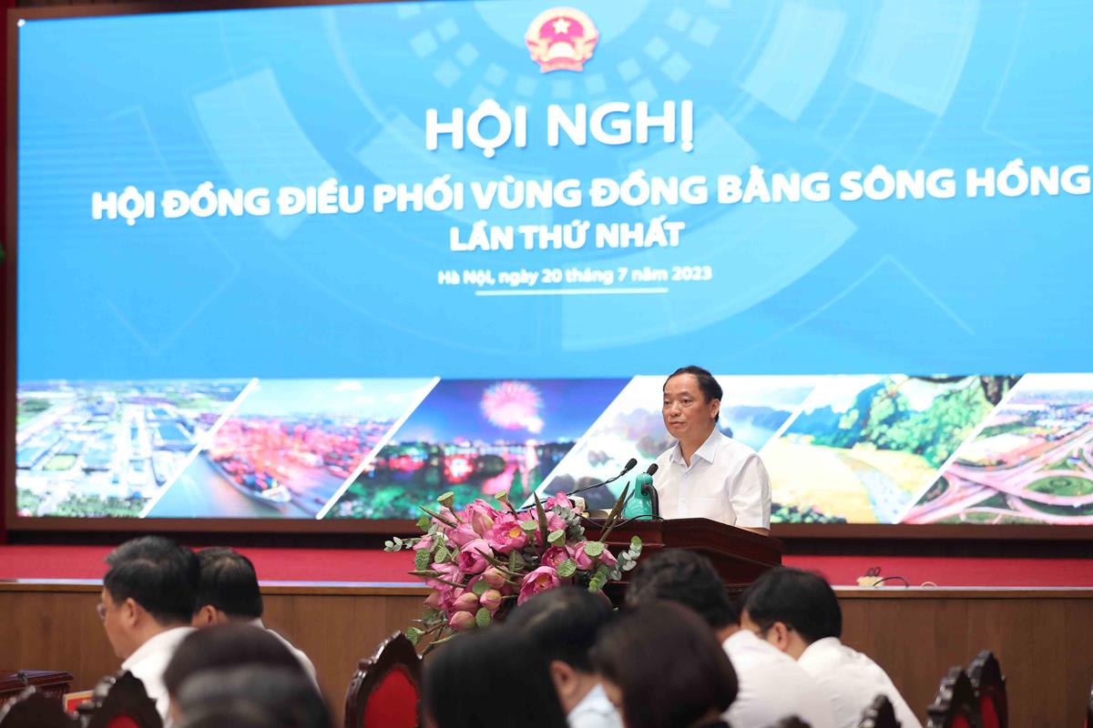 Ông Trần Quốc Văn， Chủ tịch UBND tỉnh Hưng Yên trình bày tham luận tại Hội nghị. Ảnh: Như Trung
