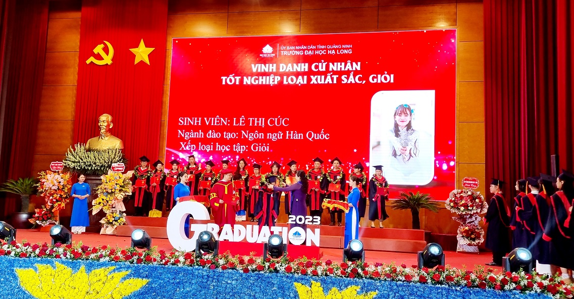 Các sinh viên nhận bằng tốt nghiệp tại buổi lễ. Ảnh: Quỳnh Nga