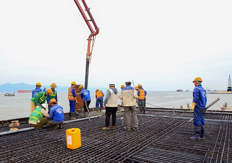Đơn vị thi công đã hoàn thiện đổ bê tông bản mặt cầu phân đoạn cuối cùng của hạng mục Kè sau cầu thuộc gói thầu chính EC. Ảnh Cảng Hải Phòng