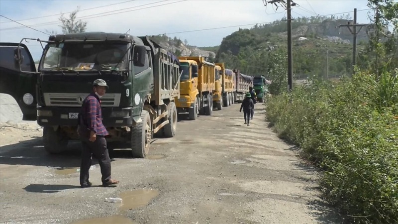 Người dân chặn xe ra vào các mỏ đá ở huyện Núi Thành do gây ô nhiễm môi trường. Ảnh: Thanh Chung