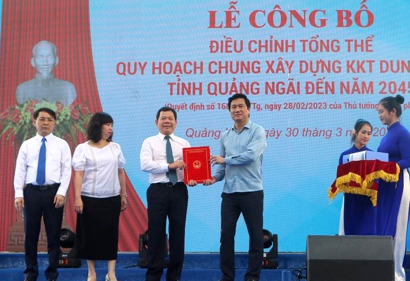 Thứ trưởng Bộ Xây dựng Nguyễn Tường Văn trao quyết định cho ông Đặng Văn Minh, Chủ tịch UBND tỉnh Quảng Ngãi. Ảnh: T.N.Linh