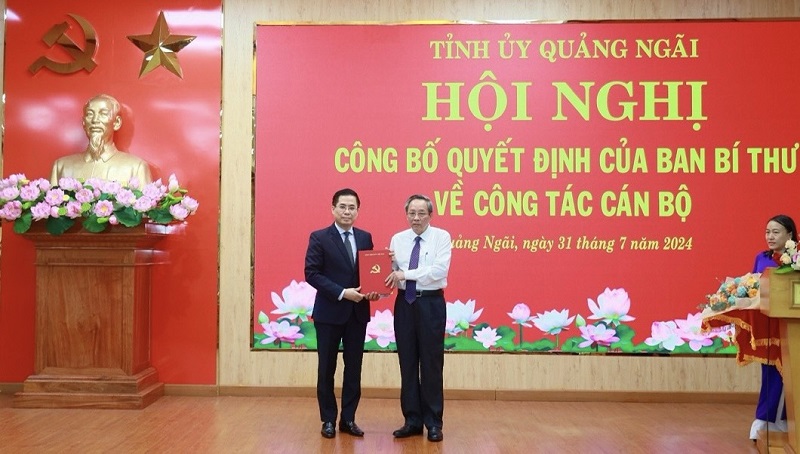 Ông Nguyễn Hoàng Giang (trái) nhận quyết định làm phó bí thư Tỉnh ủy Quảng Ngãi