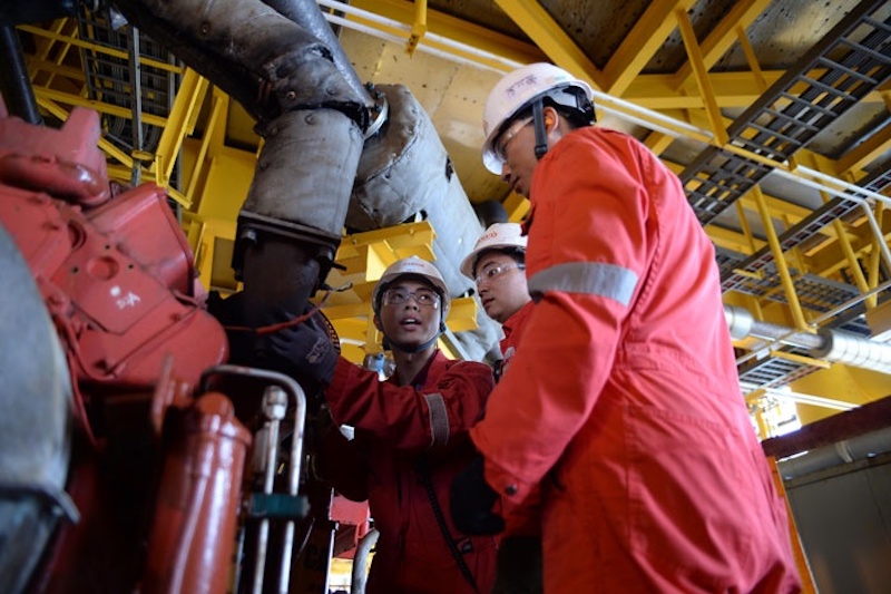 Kỹ sư dầu khí bảo trì đường ống tại Cụm mỏ Sư Tử Trắng