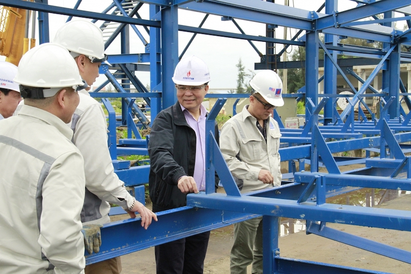 Tổng Giám đốc Petrovietnam Lê Mạnh Hùng kiểm tra tiến độ hạng mục dây chuyền băng tải than tại NMNĐ Thái Bình 2 tháng 3-2022