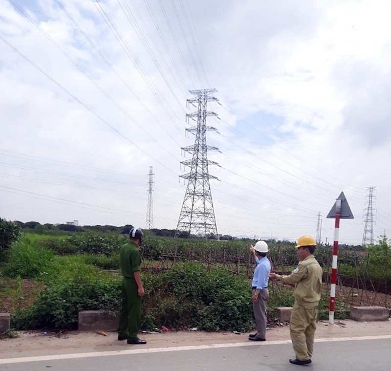 Công nhân QLVH Đội TTĐ Hà Nội 2 phối hợp với Công an, chính quyền địa phương đi tuần tra, tuyên truyền hành lang an toàn lưới điện