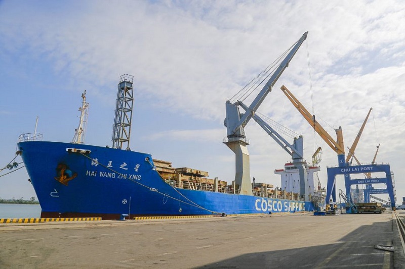 Tàu vận chuyển 7.200 tấn bột giấy của Sun Paper, Savannakhet (lào) qua cảng Chu Lai 