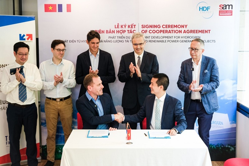 ông Mathieu Geze - Giám đốc thị trường Châu Á Công ty Năng lượng HDF cùng ông Nghiêm Xuân Hoàng - Giám đốc đầu tư Công ty Quản lý quỹ Sài Gòn (Năng lượng & Cơ sở hạ tầng) đã cùng ký kết biên bản hợp tác.