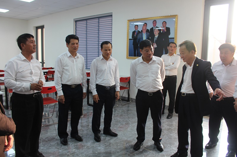Lãnh đạo tỉnh Bắc Giang và ông Đỗ Quang Hiển - Chủ tịch Ủy ban Chiến lược Tập đoàn T&T Group, thăm cơ sở vật chất của Trung tâm đào tạo bóng đá trẻ Bắc Giang