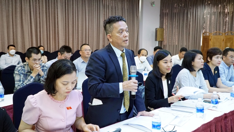 Ông Nguyễn Minh, Trưởng ban pháp lý và thương mại Eni Việt Nam , góp ý kiễn cho Dự thảo Luật Dầu khí sửa đổi 