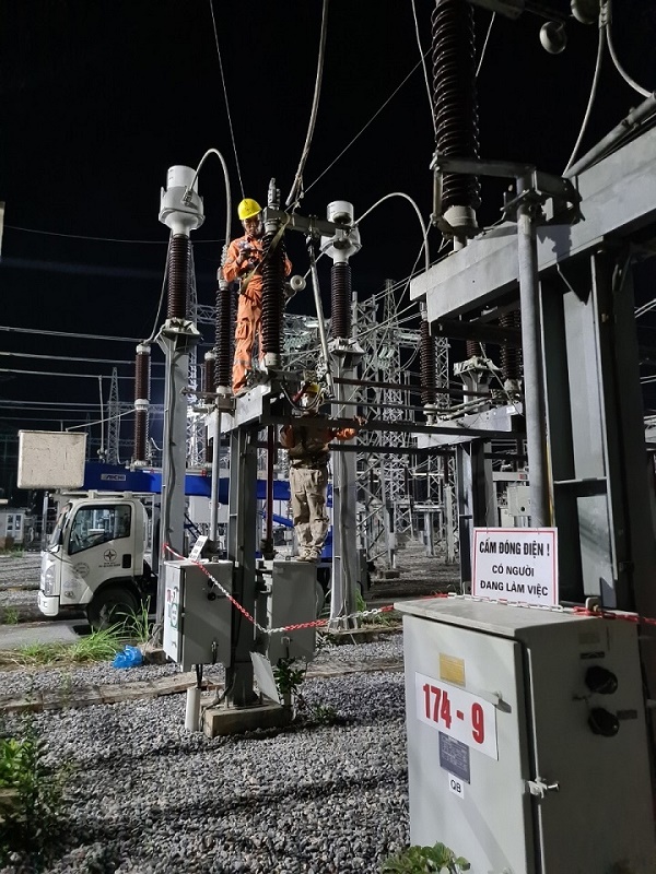 Công nhân Đội QLVHLĐ Cao thế xử lý phát nhiệt tiếp xúc xuất tuyến tại TBA 110 kV Hà Tu