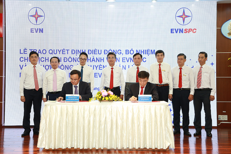Chủ tịch HĐTV EVN Dương Quang Thành ký Hợp đồng ủy quyền người đại diện quản lý phần vốn của EVN tại EVNSPC cho ông Lê Văn Trang - Chủ tịch HĐTV EVNSPC.