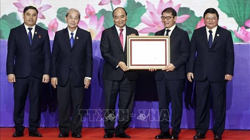 Chủ tịch nước Nguyễn Xuân Phúc trao tặng Huân chương Lao động hạng Nhất cho Công ty Cổ phần Tập đoàn Trường Hải. (Ảnh: TTXVN)