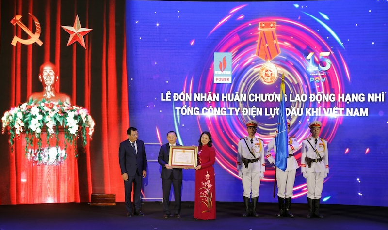 Thừa ủy quyền của Chủ tịch nước, Phó Chủ tịch nước Võ Thị Ánh Xuân trao Huân chương Lao động Hạng Nhì cho PV Power