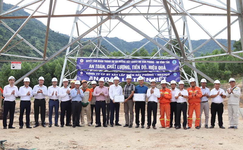 ổng giám đốc EVN Trần Đình Nhân và lãnh đạo EVNNPT tặng quà động viên lực lượng thi công nước rút Dự án đường dây 500 kV Vân Phong – Vĩnh Tân, tháng 12/2022