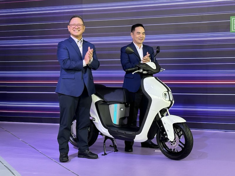 Tổng giám đốc Yamaha Việt Nam, ông Suzuki Ya... (trái) tại lễ ra mắt NEO'S 