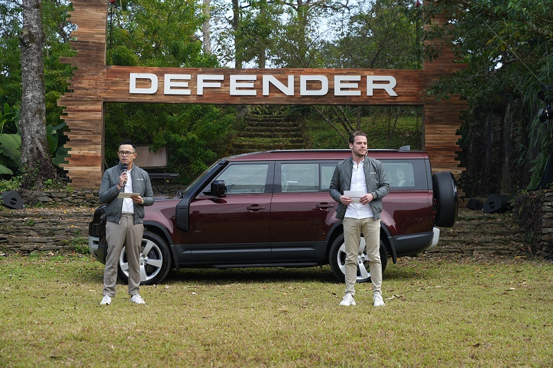 ông Ruud Poels, Tổng giám đốc Land Rover Việt Nam giới thiệu Defender 130