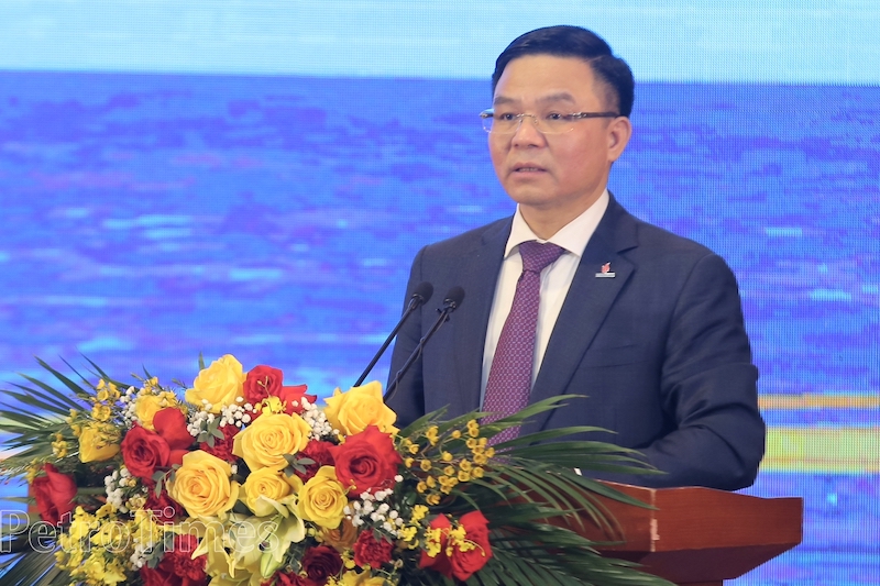 Tổng Giám đốc Lê Mạnh Hùng thay mặt lãnh đạo Petrovietnam trình bày báo cáo kết quả sản xuất kinh doanh năm 2022. Ảnh PVN