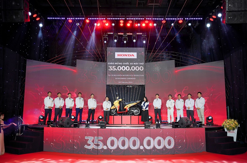 Ban lãnh đạo Công ty Honda Việt Nam với chiếc xe máy thứ 35 triệu 