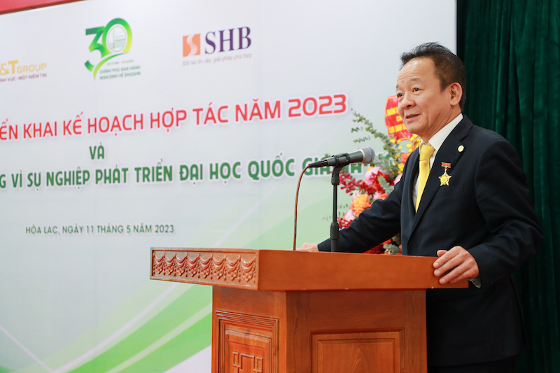 doanh nhân Đỗ Quang Hiển cam kết sẽ tiếp tục đồng hành, gắn bó chặt chẽ với các hoạt  động của ĐHQGHN trong thời gian tới.