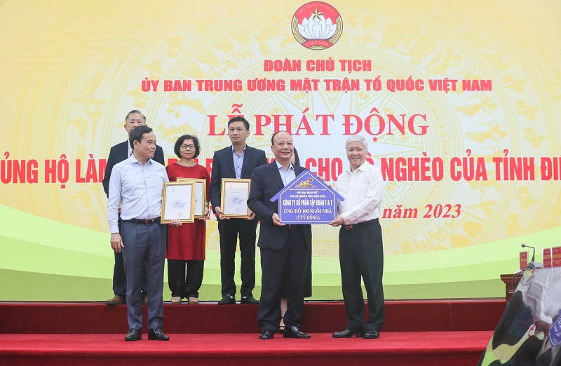 Ông Nguyễn Tất Thắng (đứng giữa, hàng trên), Chủ tịch HĐQT Tập đoàn T&T Group trao tặng ủng hộ 100 ngôi nhà (tương đương với 5 tỷ đồng) hỗ trợ cho hộ nghèo tỉnh Điện Biên