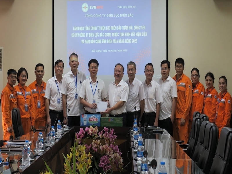 Đoàn công tác EVNNPC động viên người lao động tại PC Bắc Giang