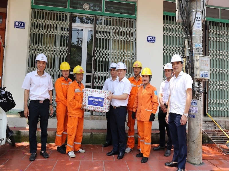 Đoàn công tác EVNNPC động viên người lao động tại PC Lào Cai