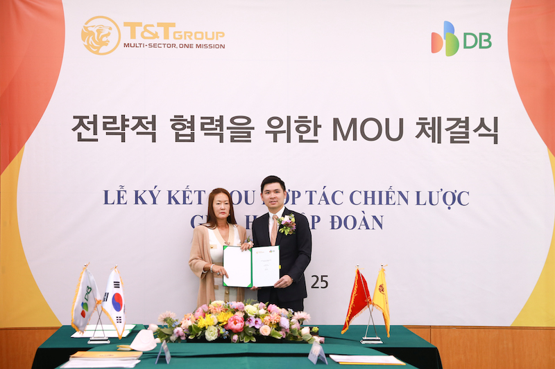 Bà Kim Ju Won, Phó chủ tịch DB Group và ông Đỗ Vinh Quang, Phó chủ tịch T&T Group trao đổi thỏa thuận hợp tác chiến lược giữa 2 tập đoàn