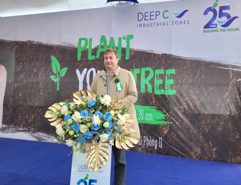 Ông Bruno Jaspaert, Tổng Giám đốc Tổ hợp KCN DEEP C  phát biểu tại lễ trồng cây. Ảnh: Thanh Sơn