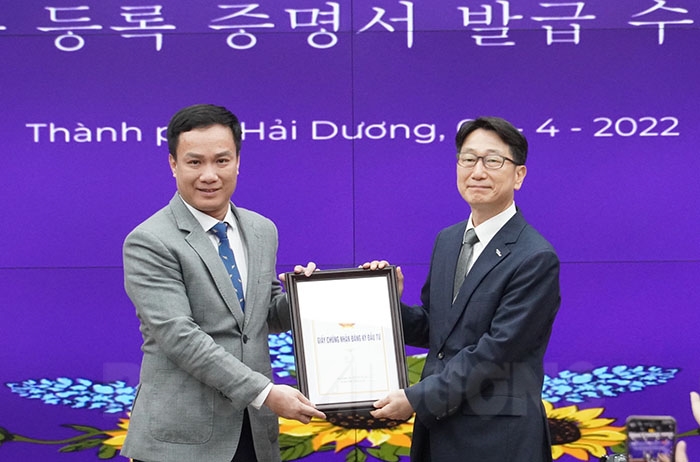 Ông Triệu Thế Hùng, Chủ tịch UBND tỉnh Hải Dương trao Giấy chứng nhận đăng ký điều chỉnh đầu tư cho Công ty TNHH Hyundai Kefico Việt Nam. Ảnh: Thành Chung