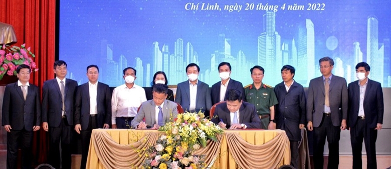 Lãnh đạo Ban Thường vụ Tỉnh ủy Hải Dương chứng kiến Lễ ký kết hợp tác giữa UBND TP.Chí Linh với các nhà đầu tư. Ảnh: HH