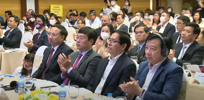 Ông Phạm Xuân Thăng, Bí thư Tỉnh ủy Hải Dương (ngoài cùng bên phải) tại buổi lễ công bố Chỉ số năng lực cạnh tranh cấp tỉnh (PCI) 2021