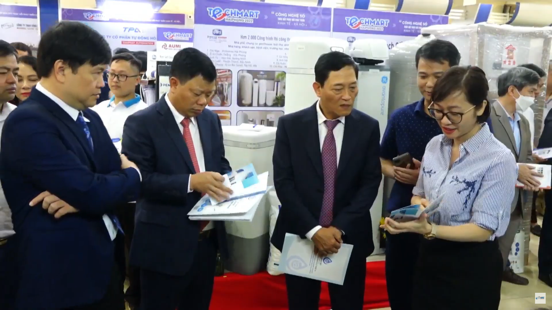 Lãnh đạo Bộ KH&CN cùng lãnh đạo TP.Hải Phòng tham quan các gian hàng tại Techmart Haiphong 2022