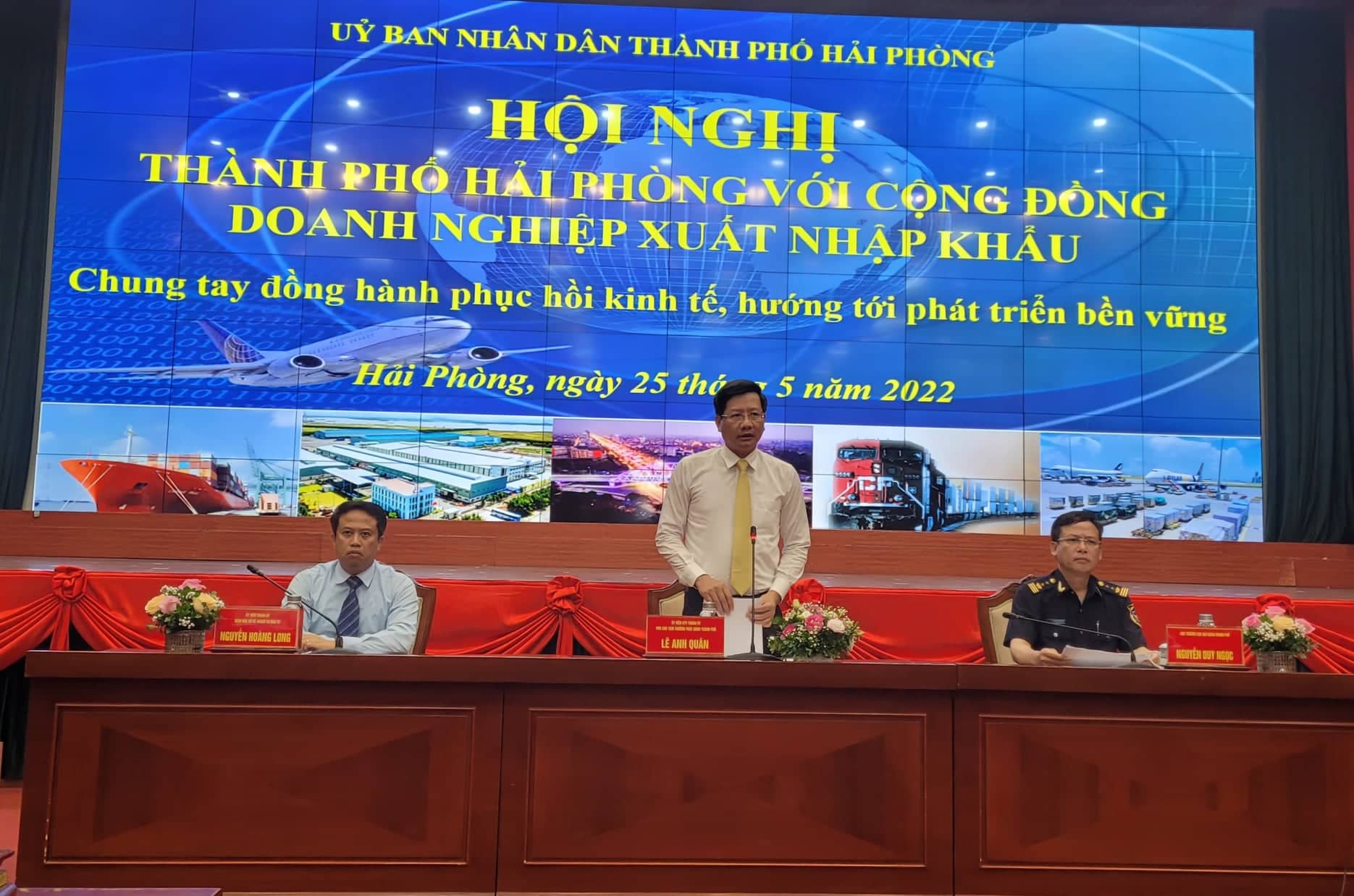 Ông Lê Anh Quân, Phó Chủ tịch Thường trực UBND thành phố Hải Phòng chủ trì hội nghị
