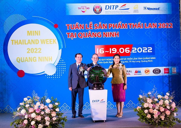 Các đại biểu bấm nút khai mạc Tuần lễ sản phẩm Thái Lan 2022 tại Quảng Ninh