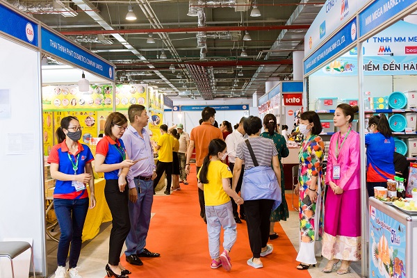 Du khách tham quan, trải nghiệm sản phẩm, dịch vụ tại Tuần lễ sản phẩm Thái Lan 2022