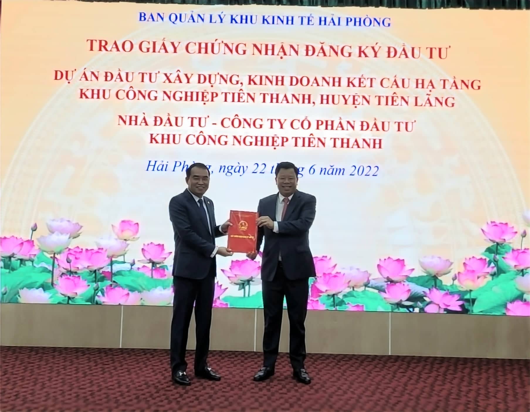 Ông Lê Trung Kiên, Trưởng Ban Quản lý Khu kinh tế Hải Phòng trao Giấy chứng nhận đăng ký đầu tư cho Dự án đầu tư xây dựng và kinh doanh kết cấu hạ tầng KCN Tiên Thanh, huyện Tiên Lãng