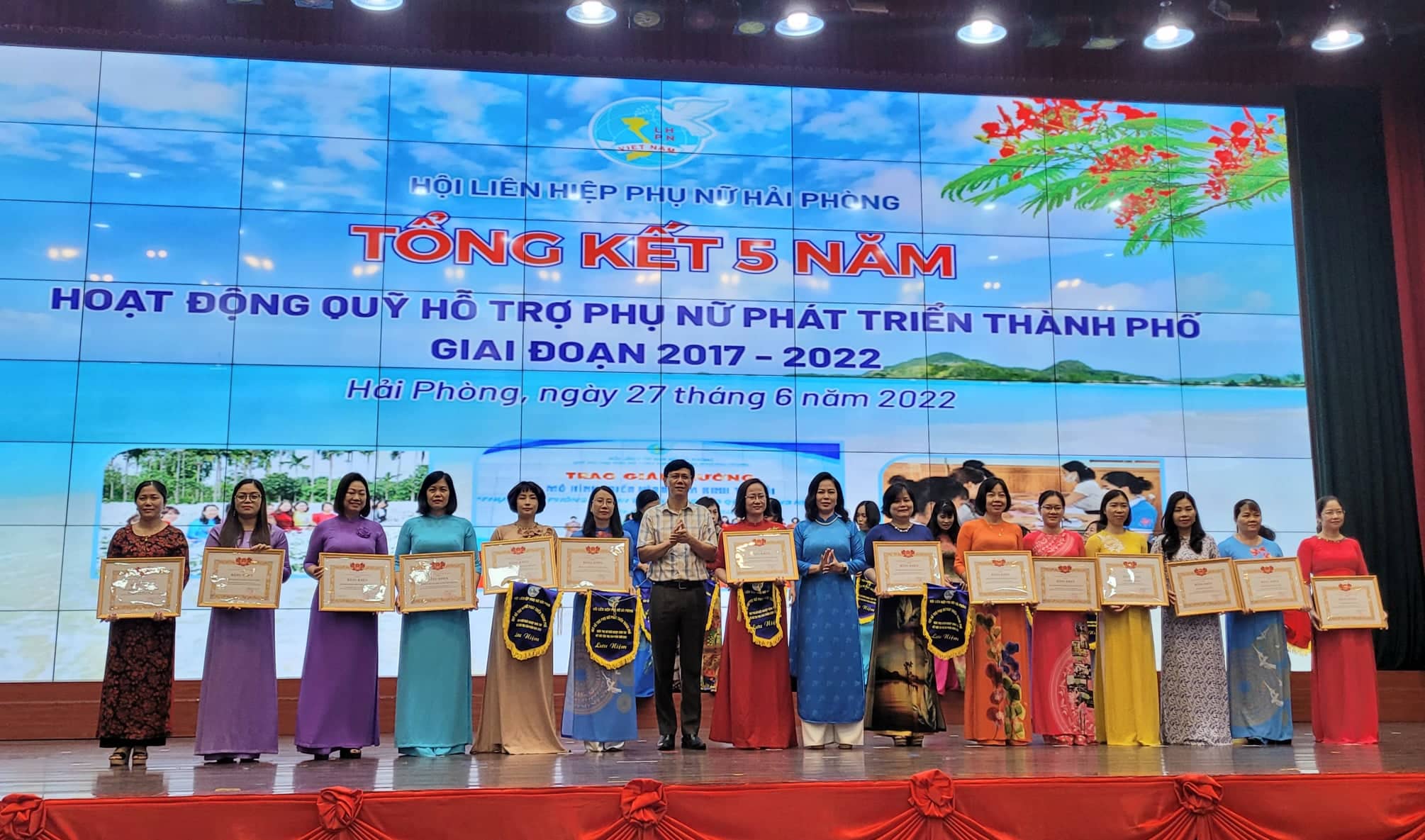 Hội Liên hiệp Phụ nữ TP.Hải Phòng tặng Bằng khen cho 14 tập thể, 25 cá nhân có thành tích xuất sắc trong hoạt động quản lý Quỹ Hỗ trợ phụ nữ phát triển thành phố Hải Phòng giai đoạn 2017 – 2022