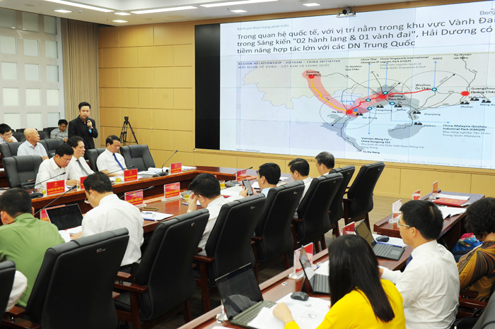 Đại diện đơn vị tư vấn lập Quy hoạch tỉnh Hải Dương báo cáo tóm tắt, làm rõ một số nội dung trong quy hoạch tỉnh. Ảnh: Thành Chung
