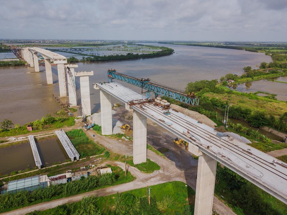 Công trình cầu vượt sông Văn Úc nhìn từ bờ huyện Kiến Thụy, thuộc Dự án tuyến đường bộ ven biển qua TP Hải Phòng