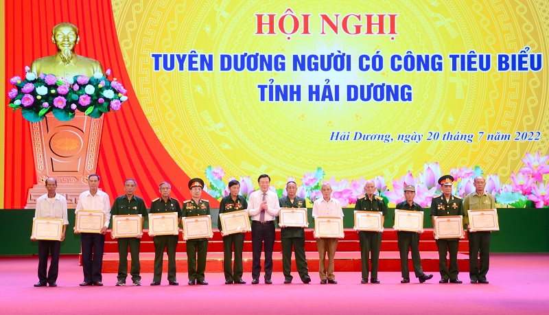 Ông Phạm Xuân Thăng, Bí thư Tỉnh ủy Hải Dương trao bằng khen của UBND tỉnh cho 12 người có công tiêu biểu của tỉnh. Ảnh: Thành Chung