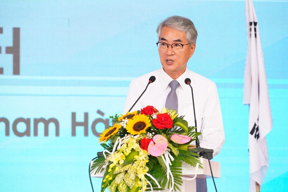 Ông Park Jong Hun, Tổng đốc Văn phòng Giáo dục tỉnh Gyeosangnam (Hàn Quốc) phát biểu tại Lễ Khai trương. Ảnh: ĐT