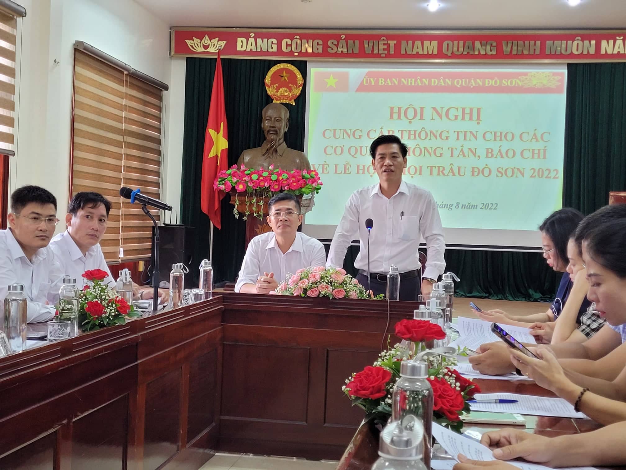 Ông Phạm Hoàng Tuấn, Phó Chủ tịch UBND quận Đồ Sơn thông tin tại cuộc họp báo. Ảnh: Thanh Sơn