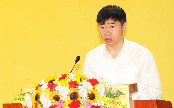 Ông Lê Hồng Diên, Giám đốc Sở Kế hoạch và Đầu tư Hải Dương trình bày báo cáo đánh giá tình hình thực hiện kế hoạch đầu tư công năm 2022 và dự kiến kế hoạch năm 2023. Ảnh: Báo Hải Dương