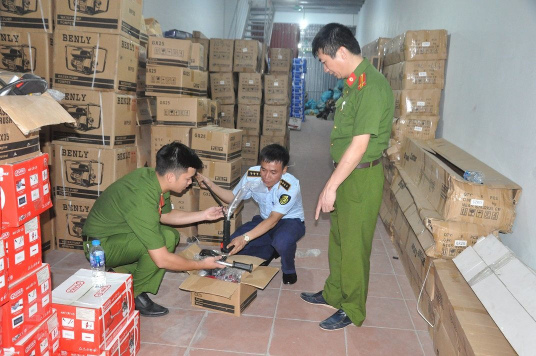 Lực lượng chức năng kiểm tra hàng hóa tại kho hàng của Cty TNHH thương mại sản xuất Thành Đạt HD