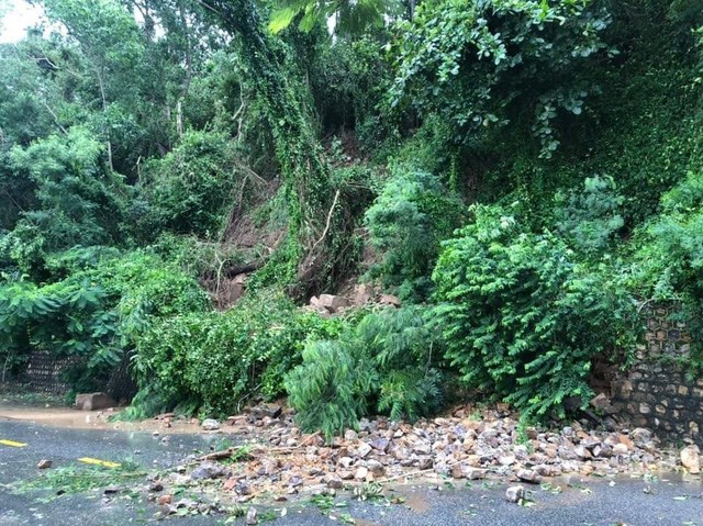 Do ảnh hưởng của Bão số 3, lượng mưa lớn kéo dài đã gây ra sạt lở đất, đá đồi núi tại một số điểm của quận Đồ Sơn